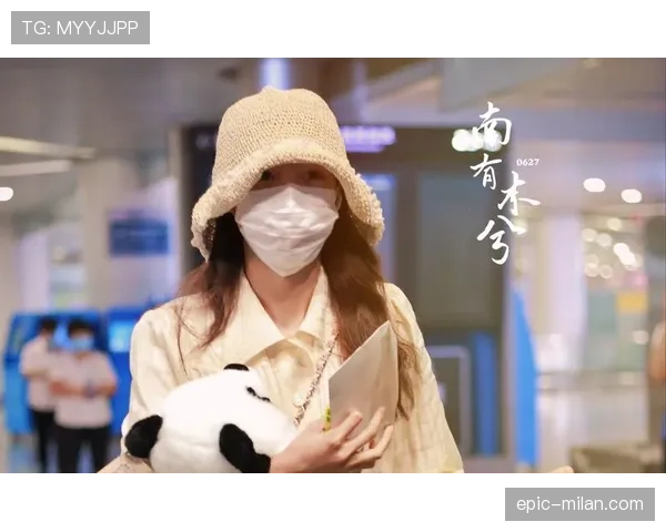 张楠在机场把随身行李堆成衣柜，那场面我还没缓过劲
