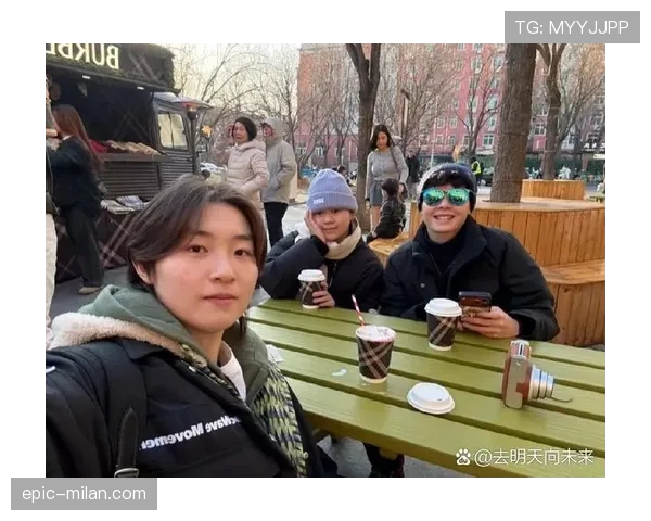 陈艺文窗边那杯咖啡价签一闪,我对自己的生活方式深深道歉 陈艺文窗边那杯咖啡价签一闪,我对自己的生活方式深深道歉